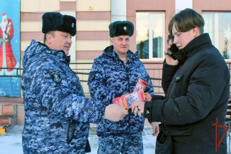 Сотрудники вневедомственной охраны Росгвардии напоминают жителям Урала о мерах безопасности в период новогодних и рождественских праздников