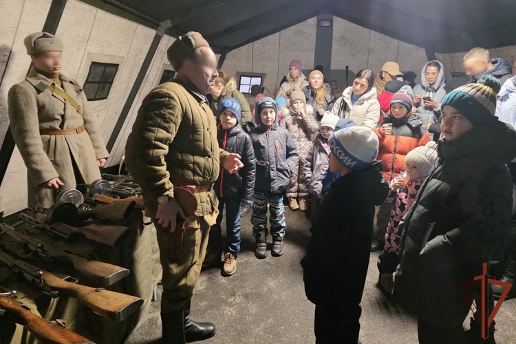 В ОМОН «Бастион» Росгвардии организовали для юных петербуржцев новогодний праздник