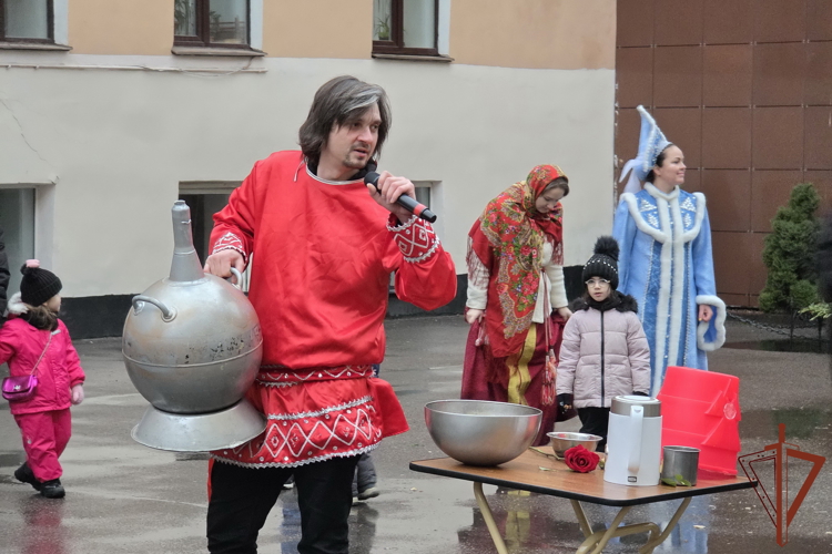 В ОМОН «Бастион» Росгвардии организовали для юных петербуржцев новогодний праздник