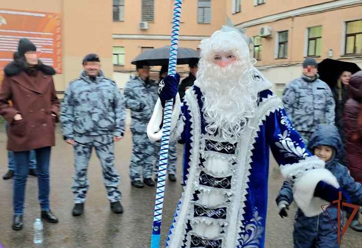 В ОМОН «Бастион» Росгвардии организовали для юных петербуржцев новогодний праздник