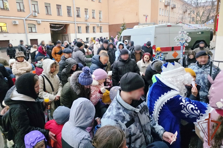 В ОМОН «Бастион» Росгвардии организовали для юных петербуржцев новогодний праздник