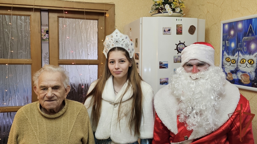 В Крыму и Севастополе росгвардейцы поздравили с новогодними праздниками 100-летних ветеранов Великой Отечественной войны