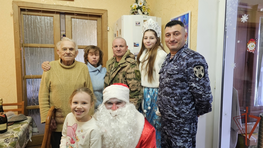 В Крыму и Севастополе росгвардейцы поздравили с новогодними праздниками 100-летних ветеранов Великой Отечественной войны