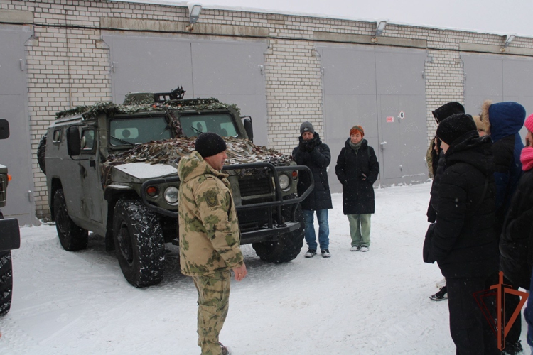 «Дед Мороз специального назначения» провел экскурсию для подростков в Липецке 