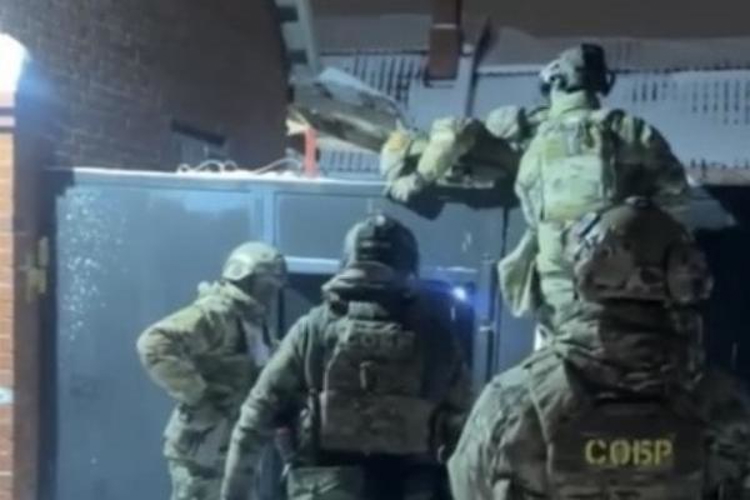 В Омске при силовой поддержке спецназа Росгвардии задержали троих граждан, подозреваемых в умышленном поджоге