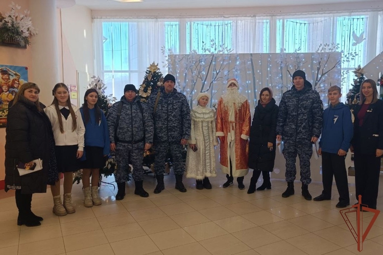 В Белгородской области юные активисты «Движения первых» поздравили росгвардейцев с Новым годом
