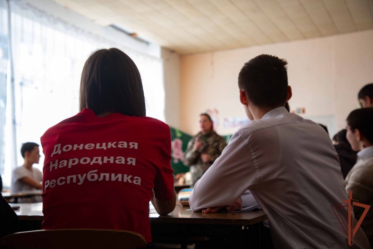 Под руководством военнослужащих Росгвардии с юнармейцами провели занятие по оказанию первой помощи в ДНР