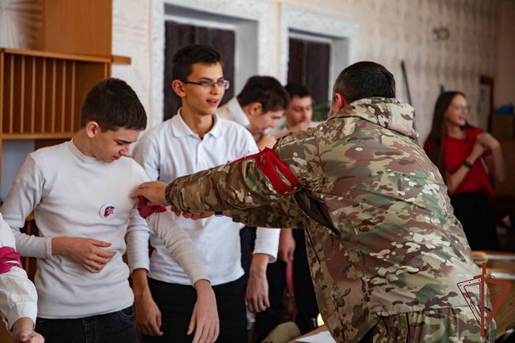 Под руководством военнослужащих Росгвардии с юнармейцами провели занятие по оказанию первой помощи в ДНР