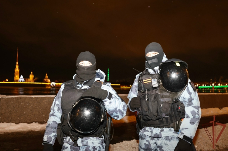 Военнослужащие и сотрудники Северо-Западного округа Росгвардии приняли участие в обеспечении безопасности празднования Нового года