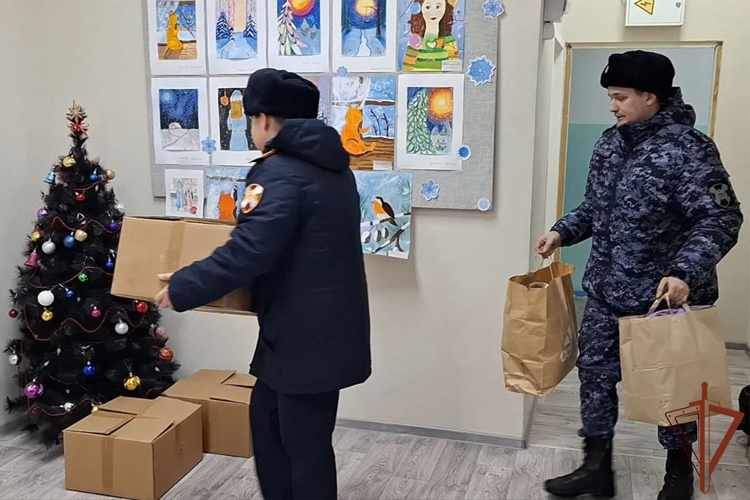 Росгвардейцы оказали благотворительную помощь оказавшимся в трудной жизненной ситуации тюменцам