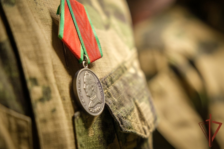 Командующий группировкой войск национальной гвардии на южном направлении вручил награды отличившимся военнослужащим и сотрудникам ведомства