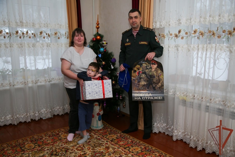 Росгвардия поздравила детей и жителей городов Урала в рамках акции «Дед Мороз специального назначения»