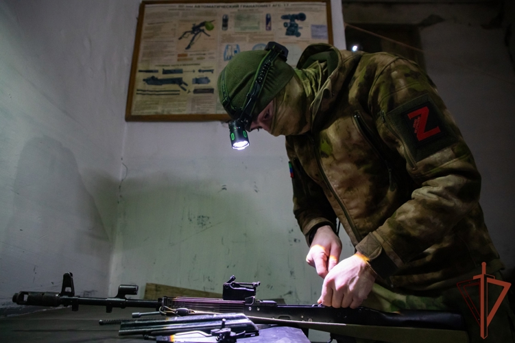 Специалисты ремонтных подразделений Росгвардии в полевых условиях восстанавливают неисправное оружие в зоне СВО (видео)