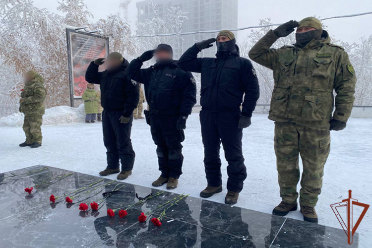 В Якутске росгвардейцы почтили память погибших при исполнении служебного долга коллег