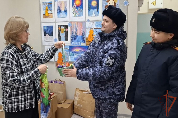 Росгвардейцы оказали благотворительную помощь оказавшимся в трудной жизненной ситуации тюменцам