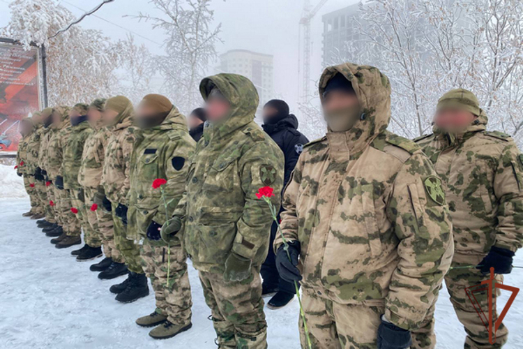 В Якутске росгвардейцы почтили память погибших при исполнении служебного долга коллег