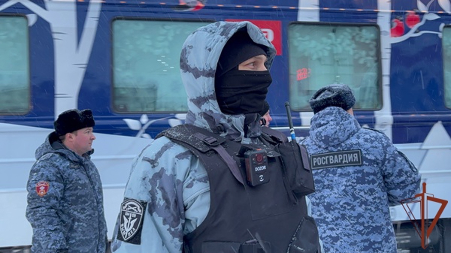 Сотрудники Росгвардии обеспечили общественную безопасность во время визита поезда Деда Мороза в Вологде