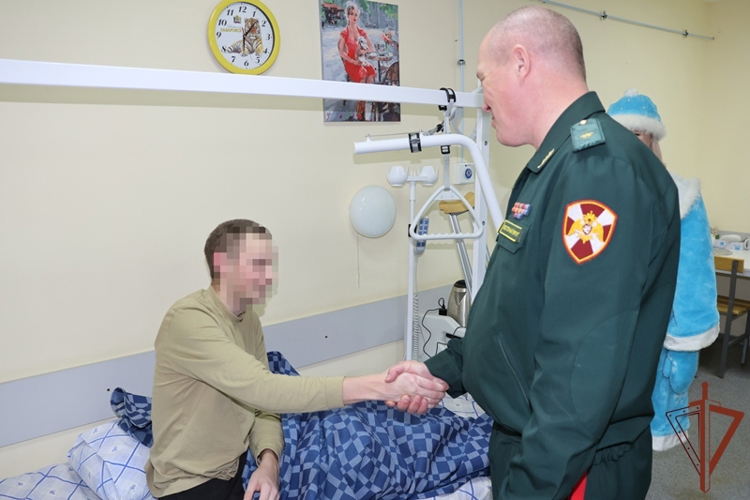 Заместитель командующего Восточным округом Росгвардии поздравил с новогодними праздниками участников СВО, проходящих лечение в ведомственном госпитале 