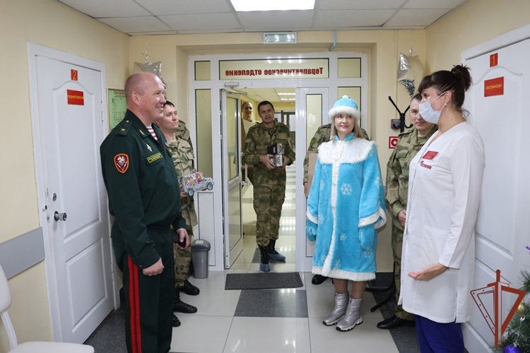 Заместитель командующего Восточным округом Росгвардии поздравил с новогодними праздниками участников СВО, проходящих лечение в ведомственном госпитале 