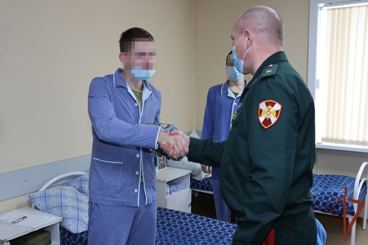 Заместитель командующего Восточным округом Росгвардии поздравил с новогодними праздниками участников СВО, проходящих лечение в ведомственном госпитале 