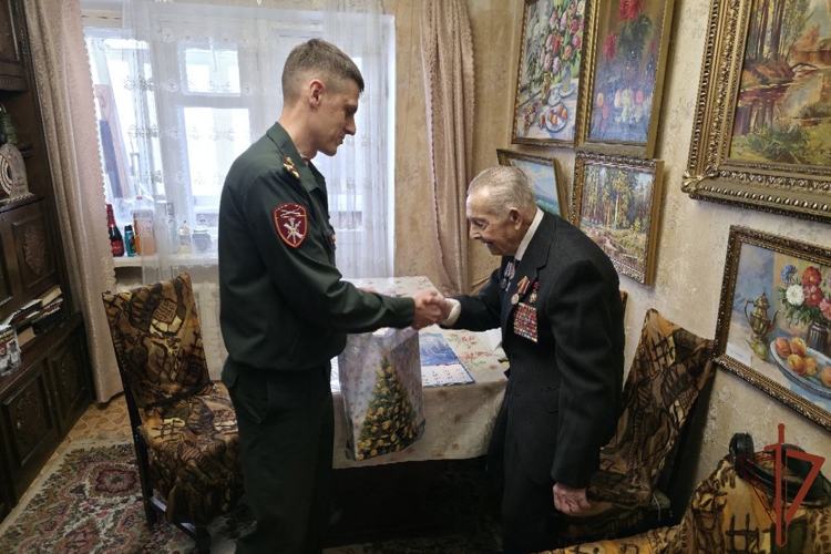 В Крыму и Севастополе росгвардейцы поздравили с новогодними праздниками 100-летних ветеранов Великой Отечественной войны