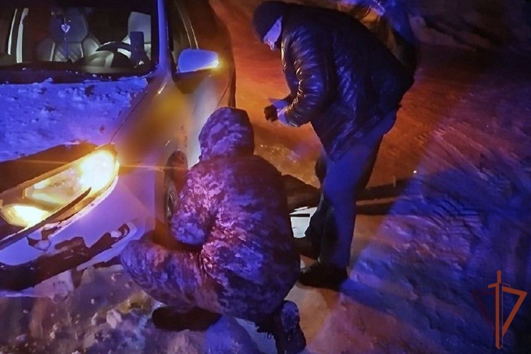 В условиях аномальных морозов росгвардейцы оказывают помощь жителям Сибири