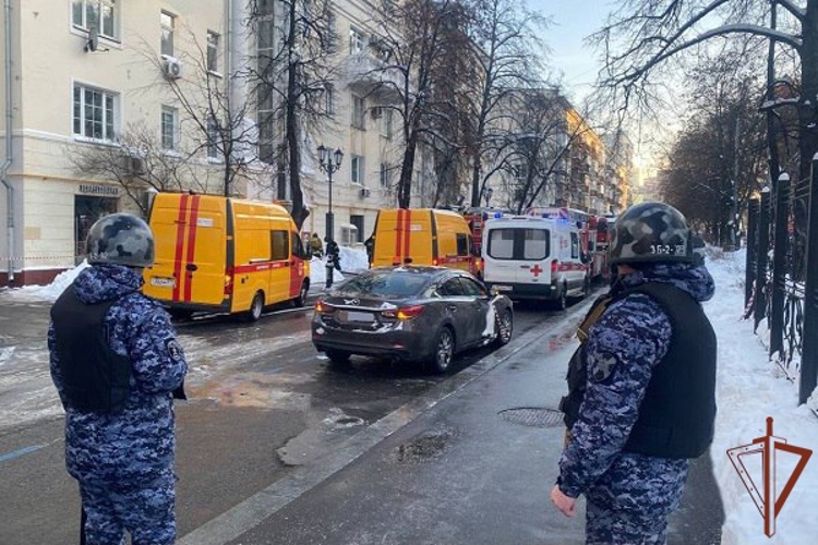Сотрудники Росгвардии обеспечили безопасность граждан при возгорании жилого дома в центре Москвы 