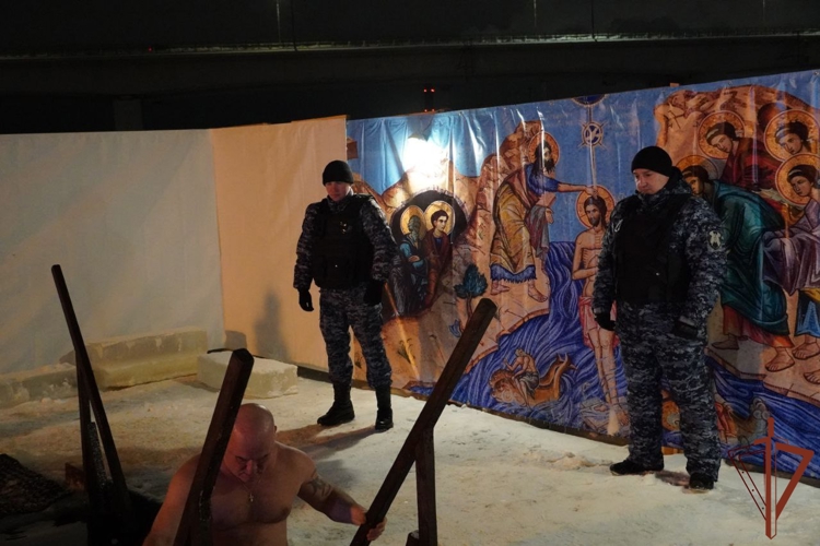 В Центральной России военнослужащие и сотрудники Росгвардии обеспечили безопасность и правопорядок во время Крещенских богослужений