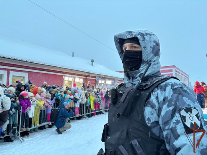 Сотрудники Росгвардии обеспечили общественную безопасность во время визита поезда Деда Мороза в Вологде