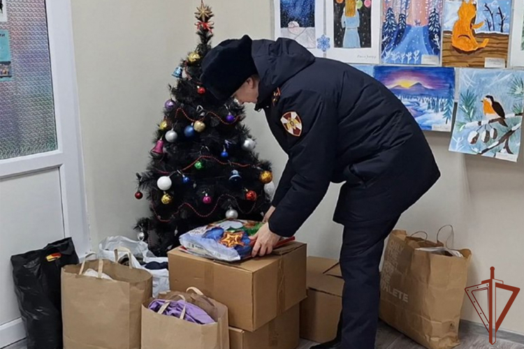 Росгвардейцы оказали благотворительную помощь оказавшимся в трудной жизненной ситуации тюменцам