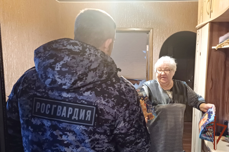 Росгвардейцы и «Дед Мороз специального назначения» на Урале поздравили с Новым годом и Рождеством семьи погибших в разные годы бойцов