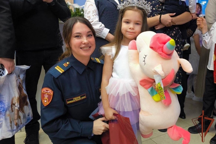 Сразу три детских новогодних желания исполнили росгвардейцы в Белгородской области