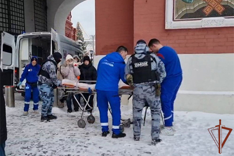 Сотрудники столичного ОМОН «Авангард» оказали помощь пострадавшей женщине 