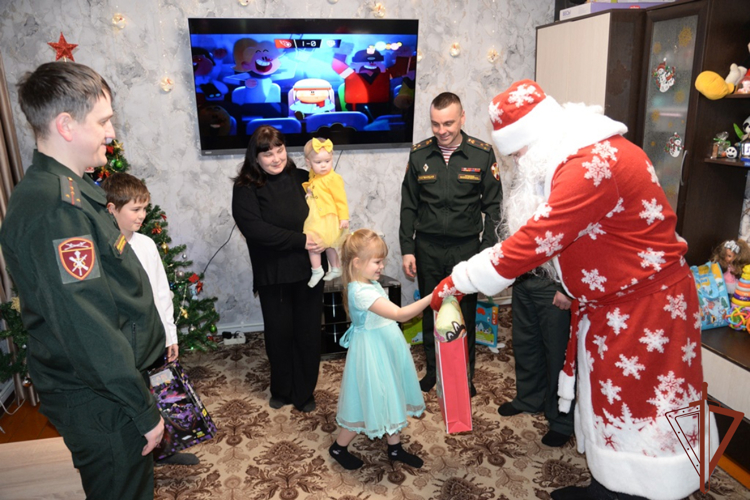 Росгвардия поздравила детей и жителей городов Урала в рамках акции «Дед Мороз специального назначения»