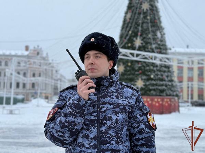 Военнослужащие и сотрудники Северо-Западного округа Росгвардии приняли участие в обеспечении безопасности празднования Нового года