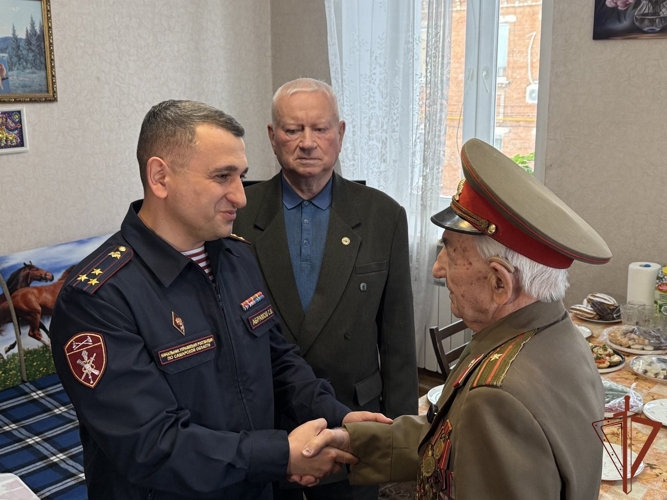 В Самаре торжественно отметили 99-летие ветерана Росгвардии