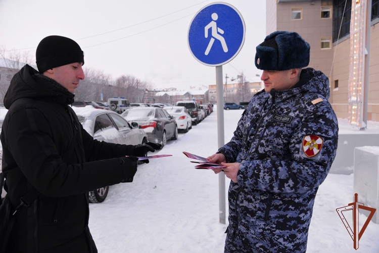 Сотрудники вневедомственной охраны Росгвардии напоминают жителям Урала о мерах безопасности в период новогодних и рождественских праздников