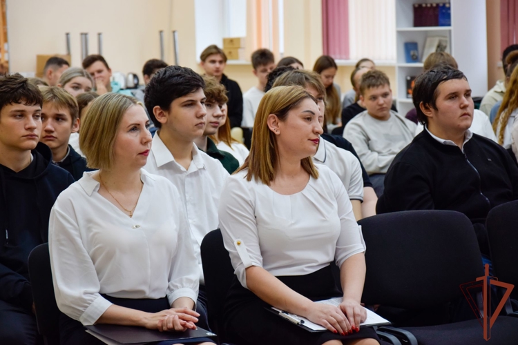 В Луганске росгвардейцы участвовали в проведении интерактивного урока «Гордимся славою героев»