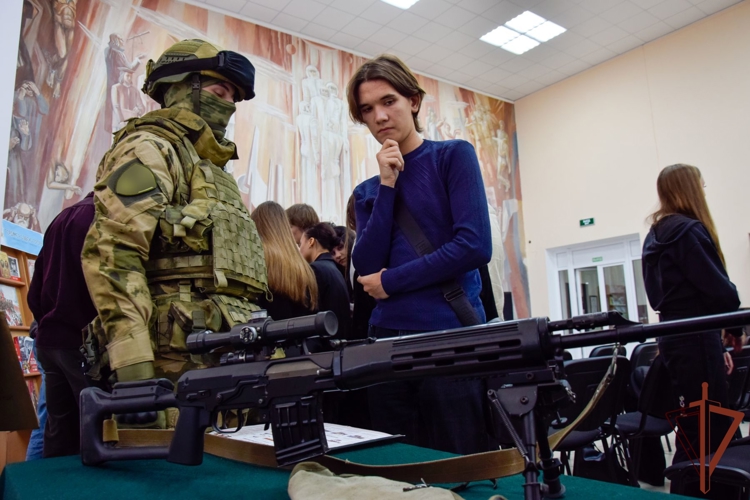 В Луганске росгвардейцы участвовали в проведении интерактивного урока «Гордимся славою героев»