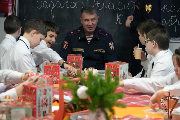 В Архангельске кадетам Росгвардии организовали новогодний квиз и вручили подарки от «Деда Мороза специального назначения»
