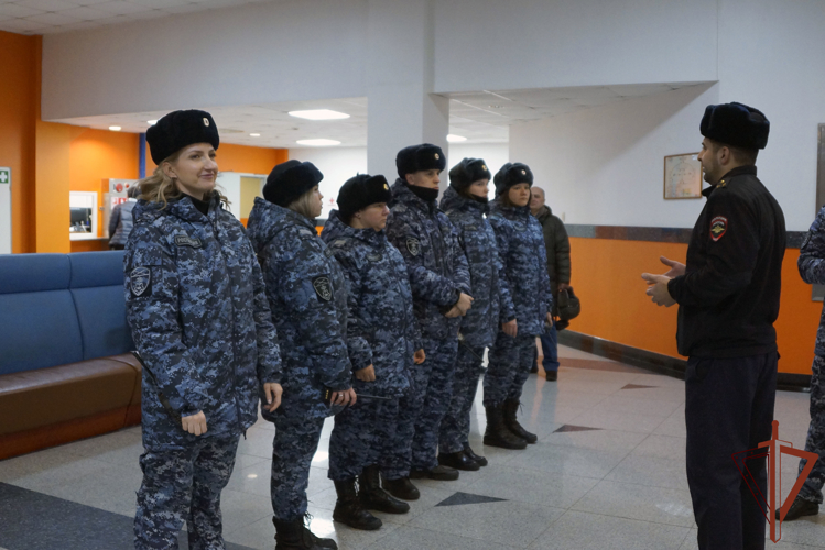 Сотрудники Росгвардии обеспечили охрану общественного порядка и безопасность на хоккейном матче в Хабаровске