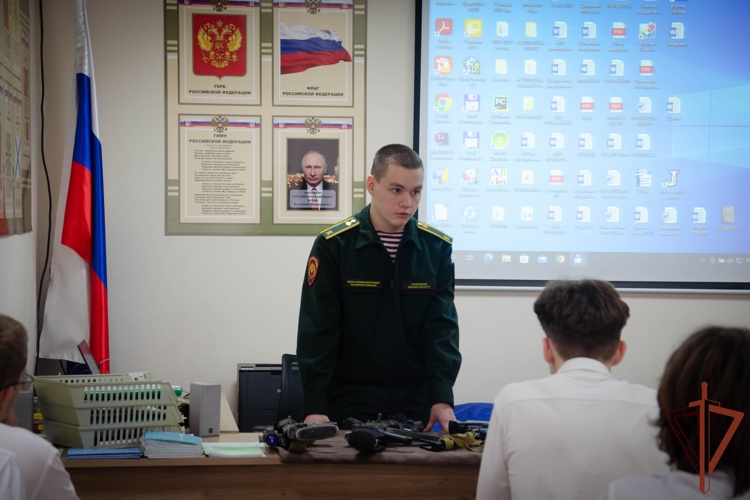 Росгвардейцы провели профориентационную встречу с пензенскими гимназистами