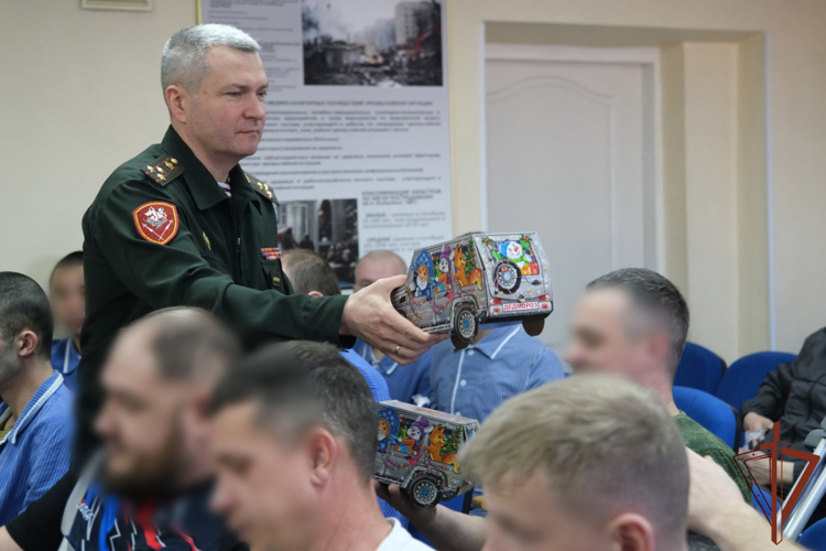 Представители командования Восточного округа Росгвардии навестили находящихся на излечении в госпитале военнослужащих и сотрудников ведомства