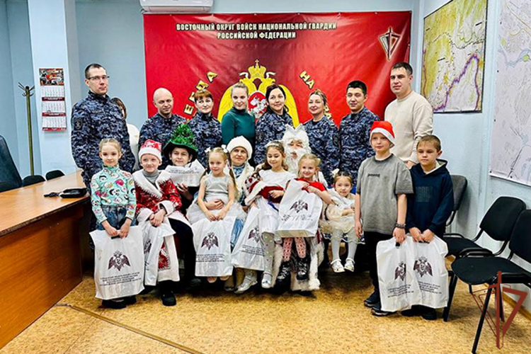 Росгвардейцы на Дальнем Востоке продолжают участие в новогодних акциях