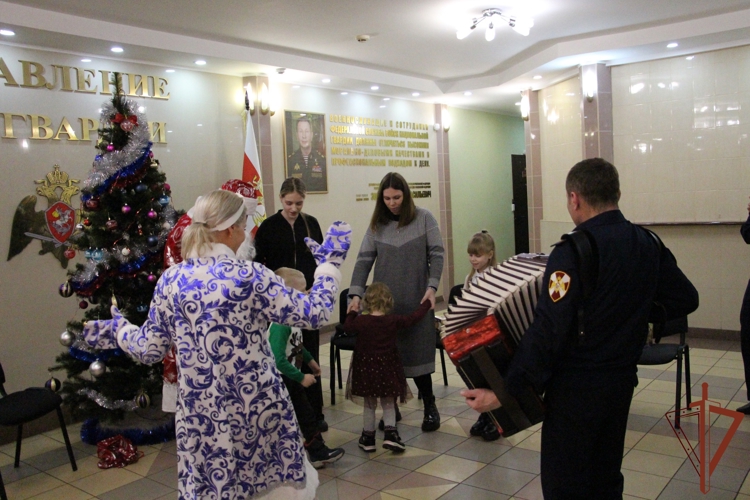 В Калининграде росгвардейцы приняли участие во всероссийской акции «Ёлка желаний»