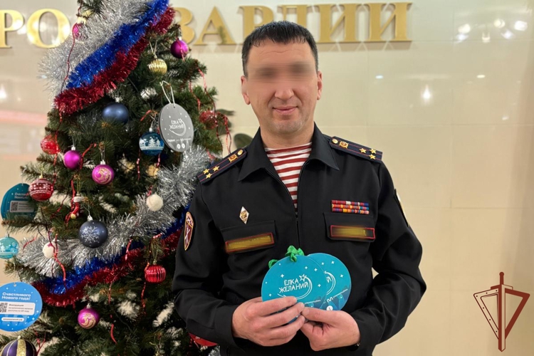  В рамках акции «Елка желаний» калининградские росгвардейцы исполнили мечту пятилетнего Вовы