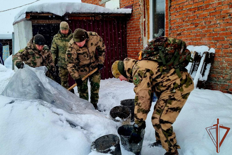Росгвардейцы поздравляют детей и помогают приютам в рамках акции «Дед Мороз специального назначения» в Сибири