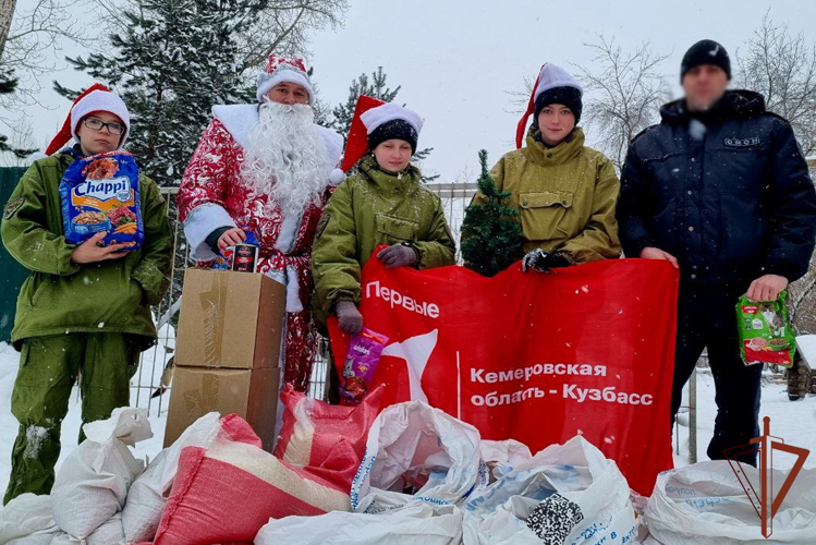 Росгвардейцы поздравляют детей и помогают приютам в рамках акции «Дед Мороз специального назначения» в Сибири