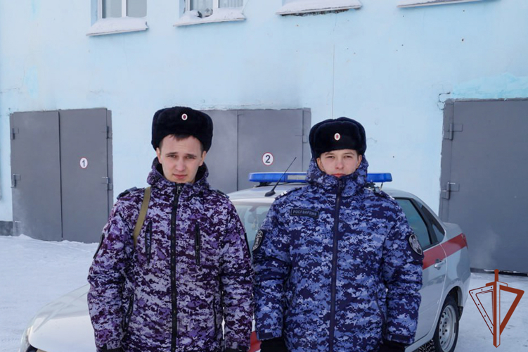 Росгвардейцы в Кузбассе оказали помощь гражданам при пожаре