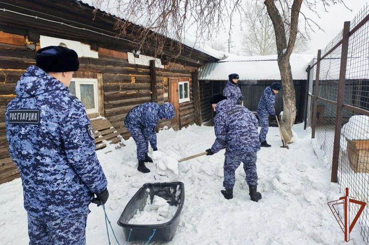 В Кемеровской области росгвардейцы помогли ликвидировать последствия снегопада